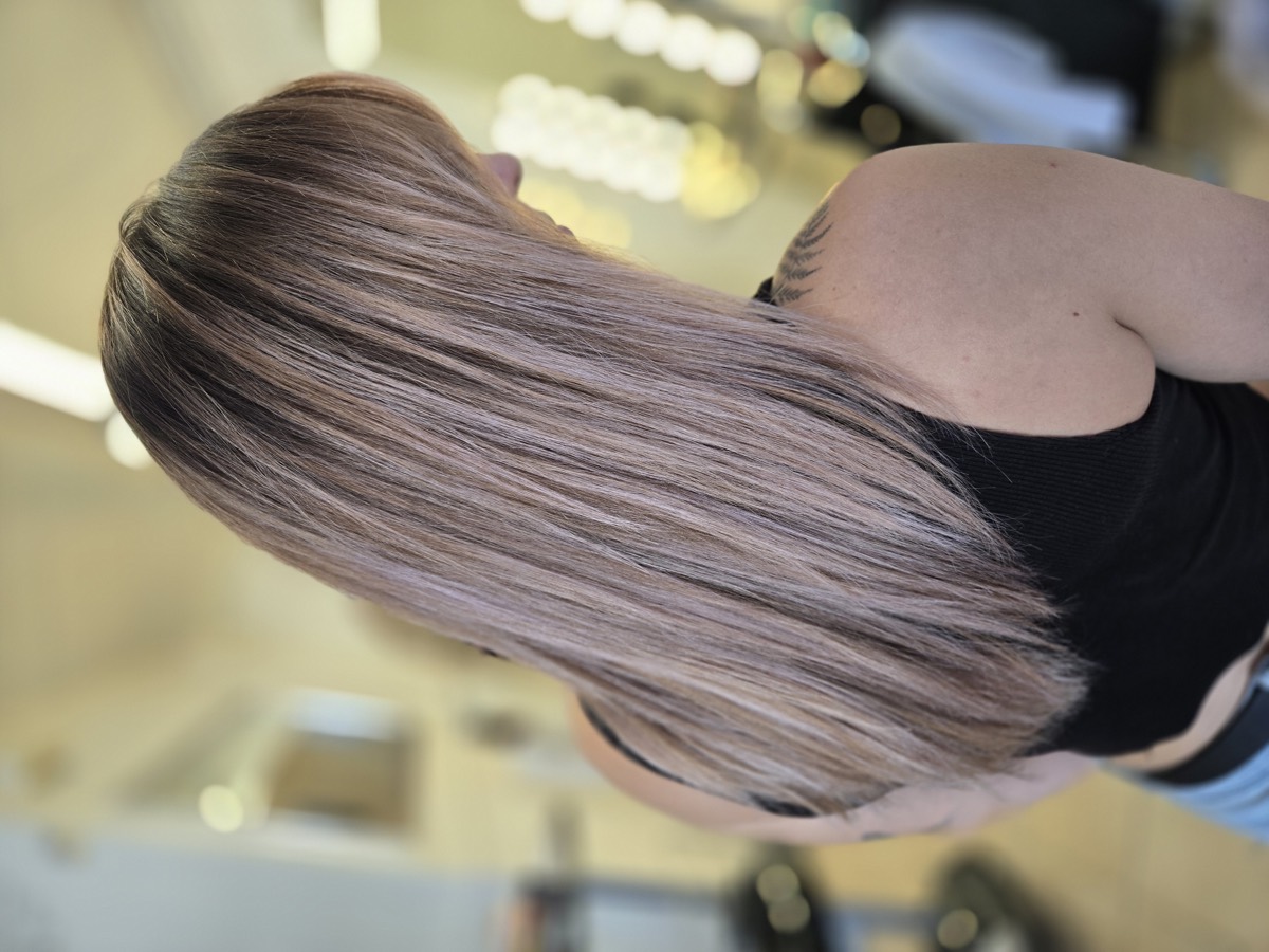 Balayage bronde sur cheveux lisses