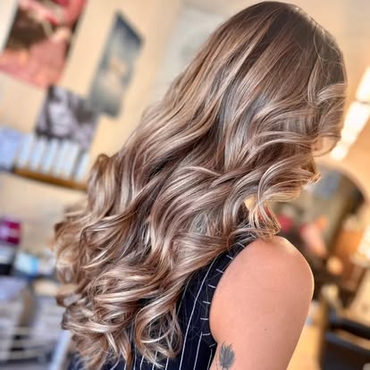 Balayage blond ondulé réalisé au salon